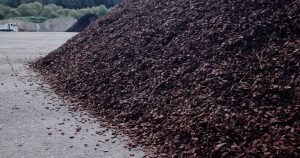 Bulk Mulch vs. Bagged Mulch: Why Buying in Bulk is the Better Choice